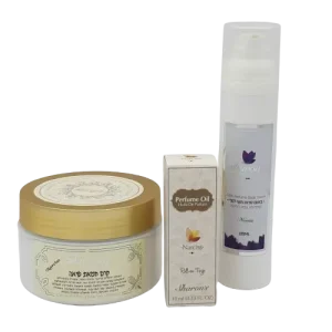 מארז גוף מפנק לאישה המכיל 3 מוצרים: סרום משי-סאטן מבושם לגוף, חמאת גוף ובושם שמן - שרונ'ס